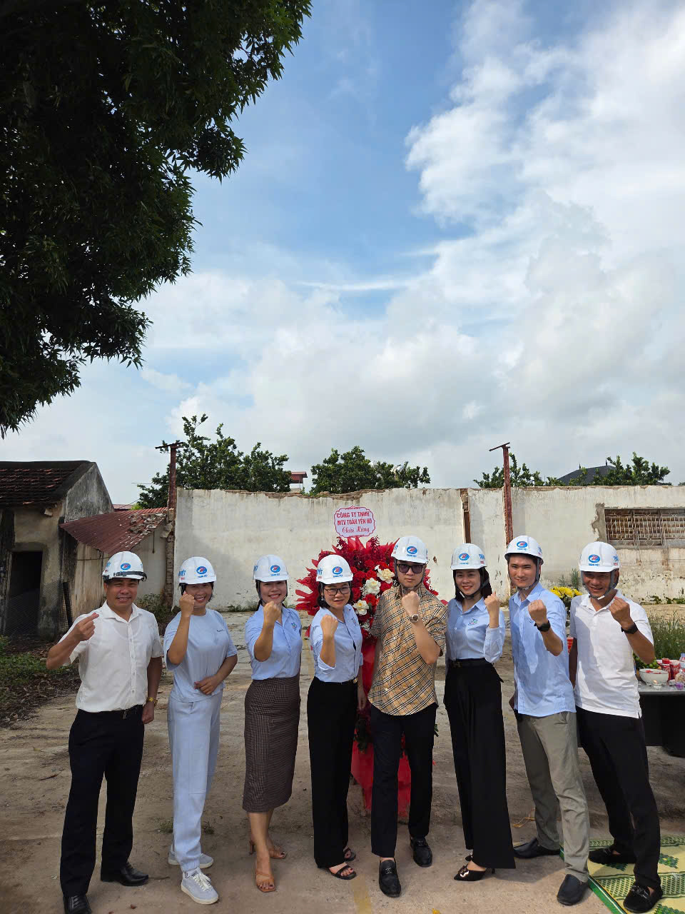 Tập thể chụp hình lưu niệm